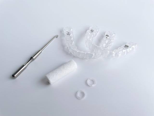 インビザラインの「顎間ゴム」とは？種類や目的を解説