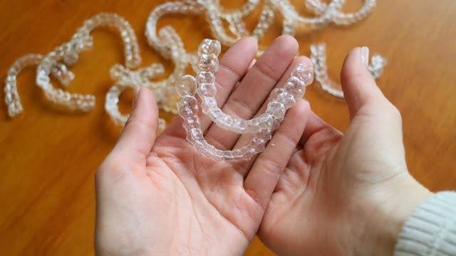 結婚式や成人式にインビザラインは外すべき?写真写りと対応法